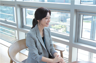 박연경 아나운서의 인터뷰 사진이다.